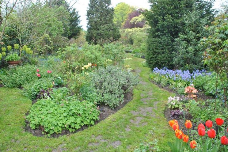 Jardin privé d'André Ève. Allées tirées à 4 épingles, comme les entretenait André... ©Malorie Hicorne