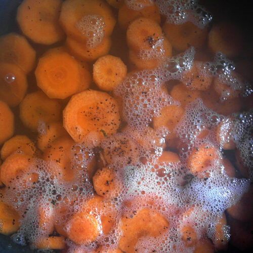 Couvrez les carottes d'eau