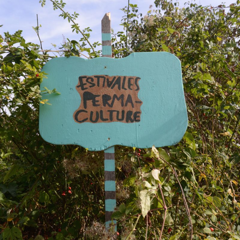 Montreuil - panneau les estivales de la permaculture - eric lenoir.JPG montreuil : panneau des estivales de la permaculture