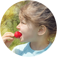 Jardiner avec les enfants : fillette à la fraise