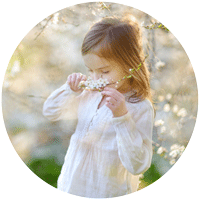 Jardiner avec les enfants : fillette - odorat