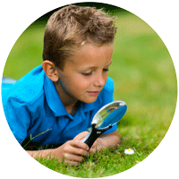 enfant : garçon à la loupe