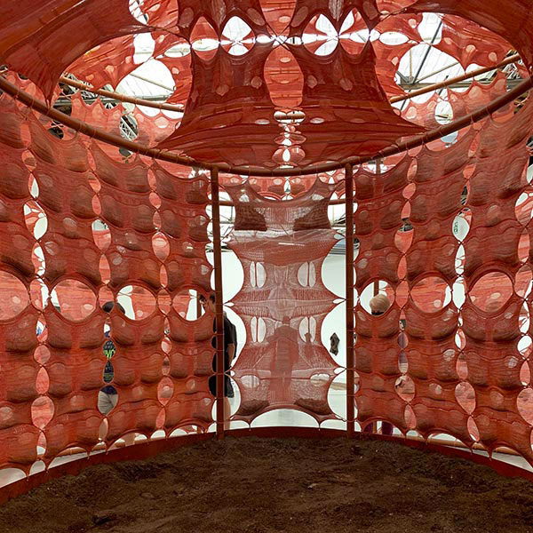 Tabita Rezaire - Amakaba × Olaniyi Studio, Nono: Soil Temple, 2022 ©Isabelle Vauconsant Expo : Réclamer la terre