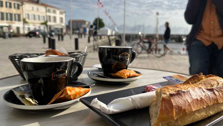 petit-déjeuner-pain Boire et manger : le café et la baguette