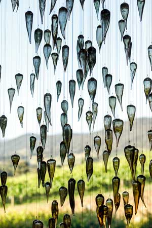 SCARCE Yhonnie_02 Yhonnie Scarce, Cloud Chamber (détail), 2020, 1000 ignames en verre soufflé, acier inoxydable, fil renforcé, dimensions variables. Vue d’installation, TarraWarra Museum of Art (Healesville). Courtesy de l’artiste et THIS IS NO FANTASY (Melbourne). Crédit photo : Andrew Curtis SCARCE Yhonnie_02 Yhonnie Scarce, Cloud Chamber (détail), 2020, 1000 ignames en verre soufflé, acier inoxydable, fil renforcé, dimensions variables. Vue d’installation, TarraWarra Museum of Art (Healesville). Courtesy de l’artiste et THIS IS NO FANTASY (Melbourne). Crédit photo : Andrew Curtis