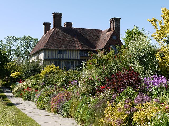 GreatDixterLongBorder.- Georg Menzeljpg Great Dixter