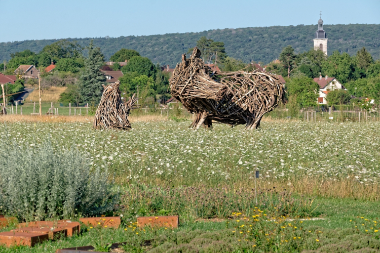 Saline royale arc et Senans-sculptures bois d Un cercle immense-by Didier Hirsch_XH14582-Edit Vanly Tiene, Arc-et-Senans