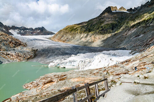 glacier-du-rhone-source-du-rhone-au-col-furka-dans-alpes-suisses-ok Vue sur le glacier du Rhône en 2024