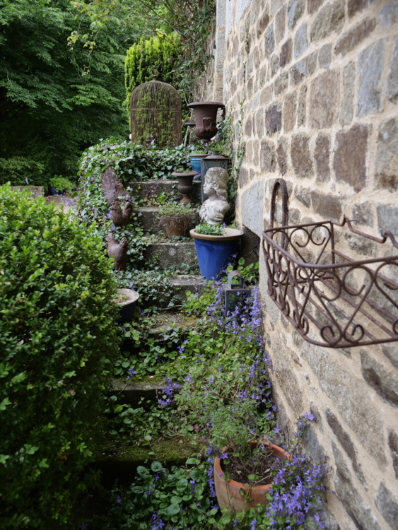 _1100069 Jardins de la Mansonière - escalier - campanule des murailles - deco - campanula muralis-Edit Jardins de la Mansonière ©Isabelle Morand