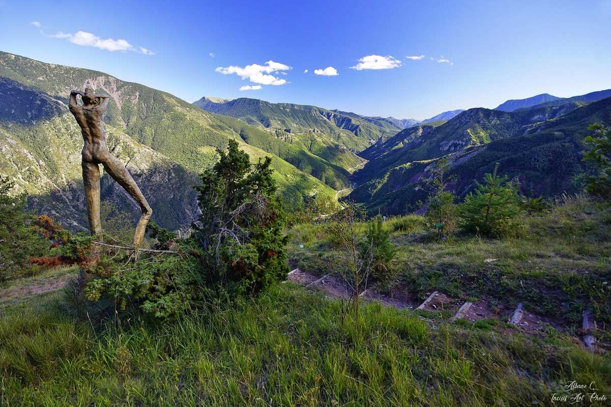 Arboretum du Roure • Vue sur la vallée de La Tinée & Poma de Louis Dolle • ©Maiko-Hyo