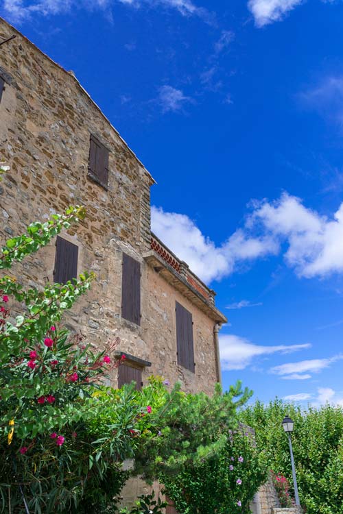 Depositphotos_52745699_S Maison provençale, volets fermés