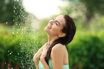 Femme sous une douche solaire