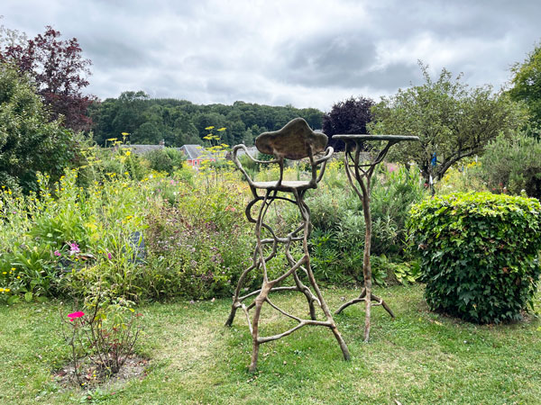 Chaise-haute-sculptée-Herbarium-Saint-Valéry-sur-Somme-©Valérie-Collet Chaise et table sculptées ©Valérie Collet
