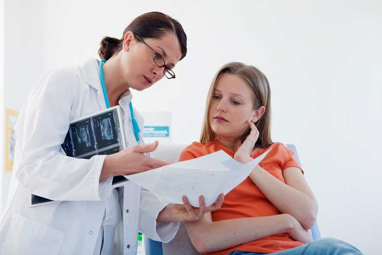 Depositphotos_44396425_S Un médecin et sa patiente