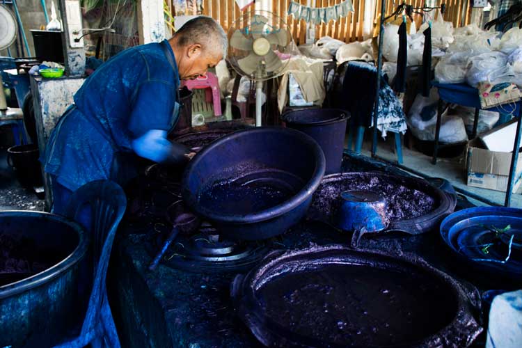 teinturier-thai-Depositphotos_620280906_S Teinturier thaïlandais devant ses bassines remplies de l'indigo