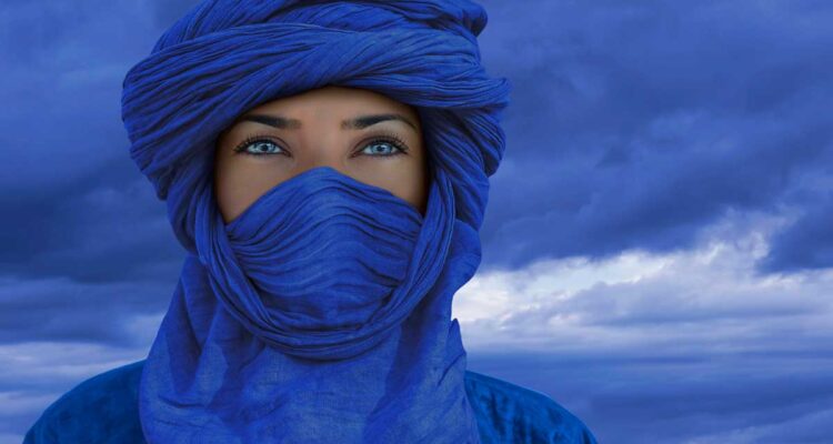 Femme Touareg portant un chèche indigo