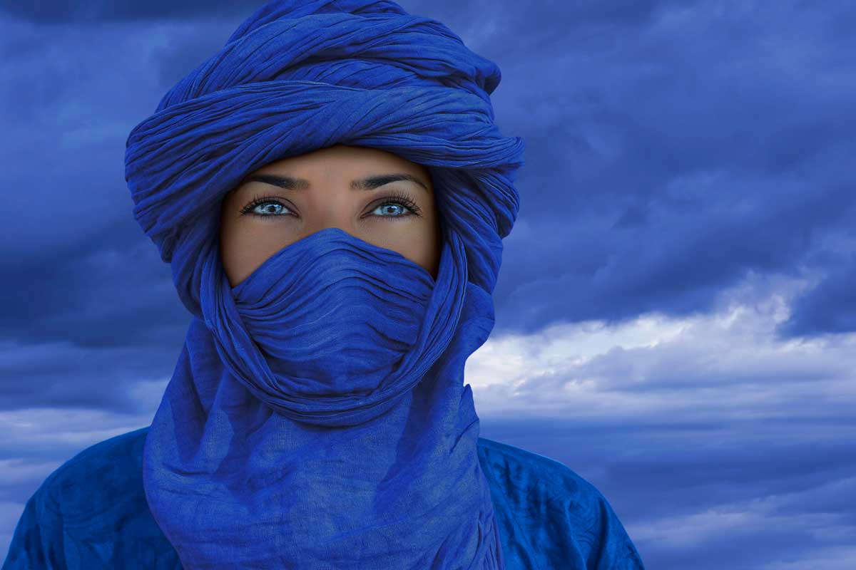 Femme Touareg portant un chèche indigo