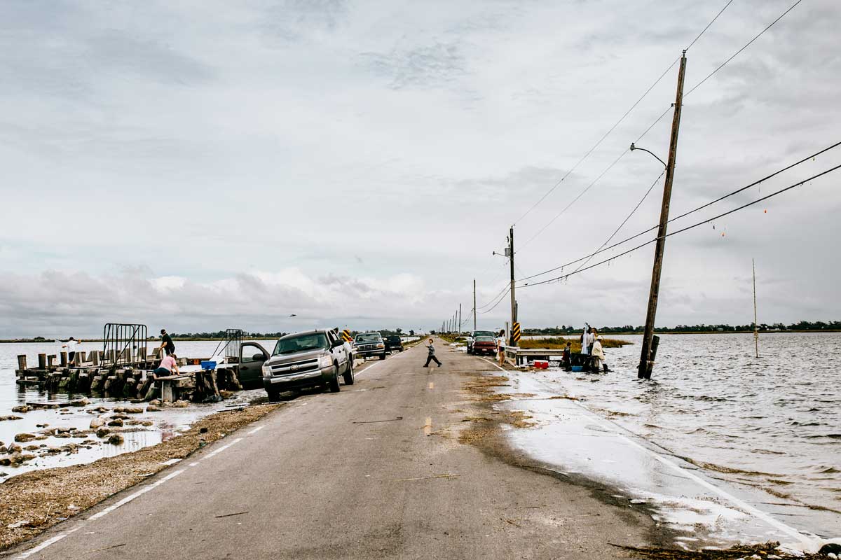 Sandra Mehl, Louisiane, L’Island Road, unique route reliant l’Isle de Jean Charles au continent américain, 2016. © Sandra Mehl • Migrations et Climat