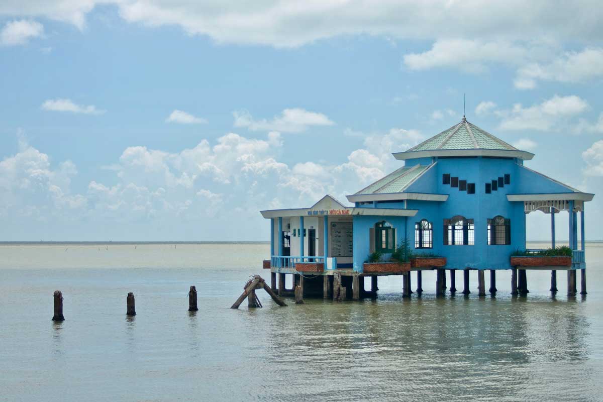 Bâtisse d'un restaurant abandonné situé à la pointe sud du delta du Mékong au Vietnam, une localité dénommée Mui Ca Mau, le 12 octobre 2019. © Clara Jullien • Migrations et Climat