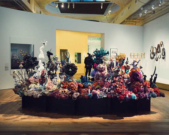Coraux © Institute For Figuring and Museum Frieder Burda Baden-Baden Satellite Reef “Toxic Reef” and « The deep », from the Crochet Coral Reef project by Christine and Margaret Wertheim © Institute For Figuring and Museum Frieder Burda. Photo de Cyril Zannettacci