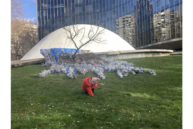 « Méduse (C₂H₄)n » L'installation « Méduse (C₂H₄)n » de Pierre Marty évoque la submersion de notre société de consommation par ses propres déchets. Plastiques et palettes abandonnées sur les trottoirs des villes en constituent la matière première.