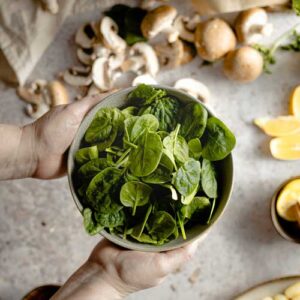 micheile-henderson-by-unsplash épinards frais