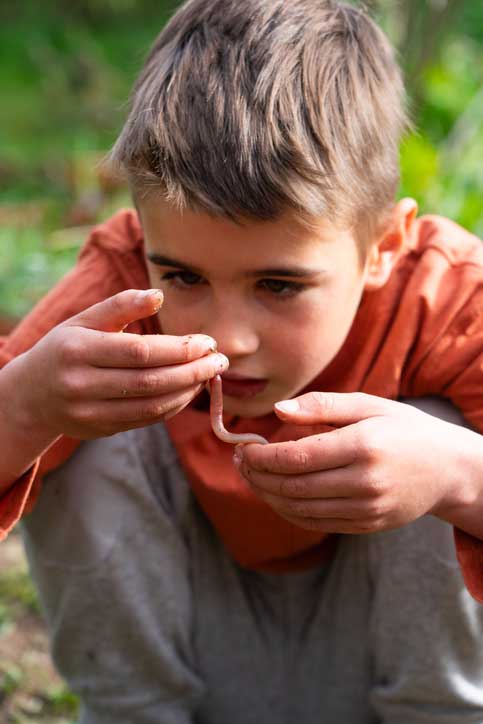 ver-enfant-Arianne-de-San-Jose-van-Hoof-iStock-2132225966 enfant au ver de terre